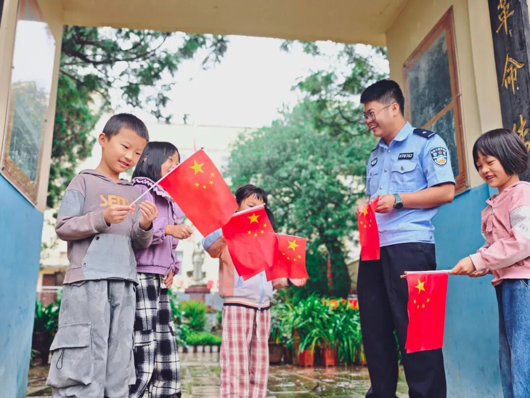 云南公安为群众欢度佳节营造安全稳定的社会环境 